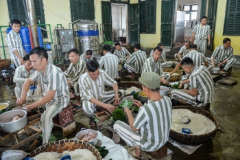 Phạm nhân khéo léo gói hàng nghìn bánh chưng đón Tết ở Trại giam Yên Hạ