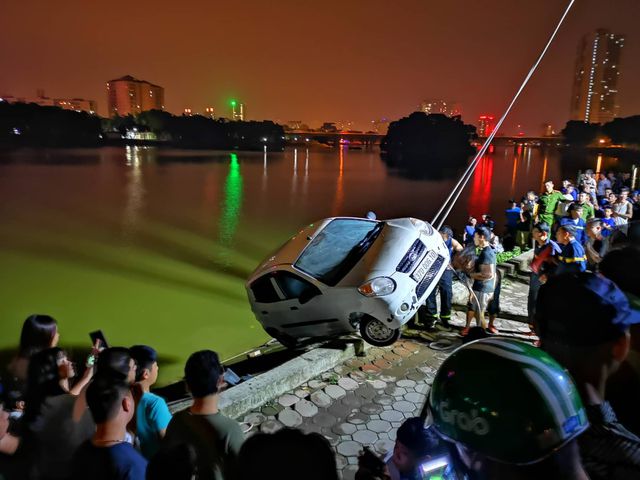 Hà Nội: Ô tô lao xuống hồ Linh Đàm, tài xế đạp cửa thoát thân