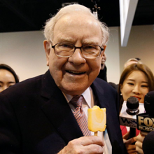 ai da chi hon 45 trieu usd de an trua cung ty phu warren buffett