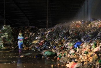 Công nhân xuyên đêm xử lý lượng rác "khủng" tồn đọng ở Hà Nội