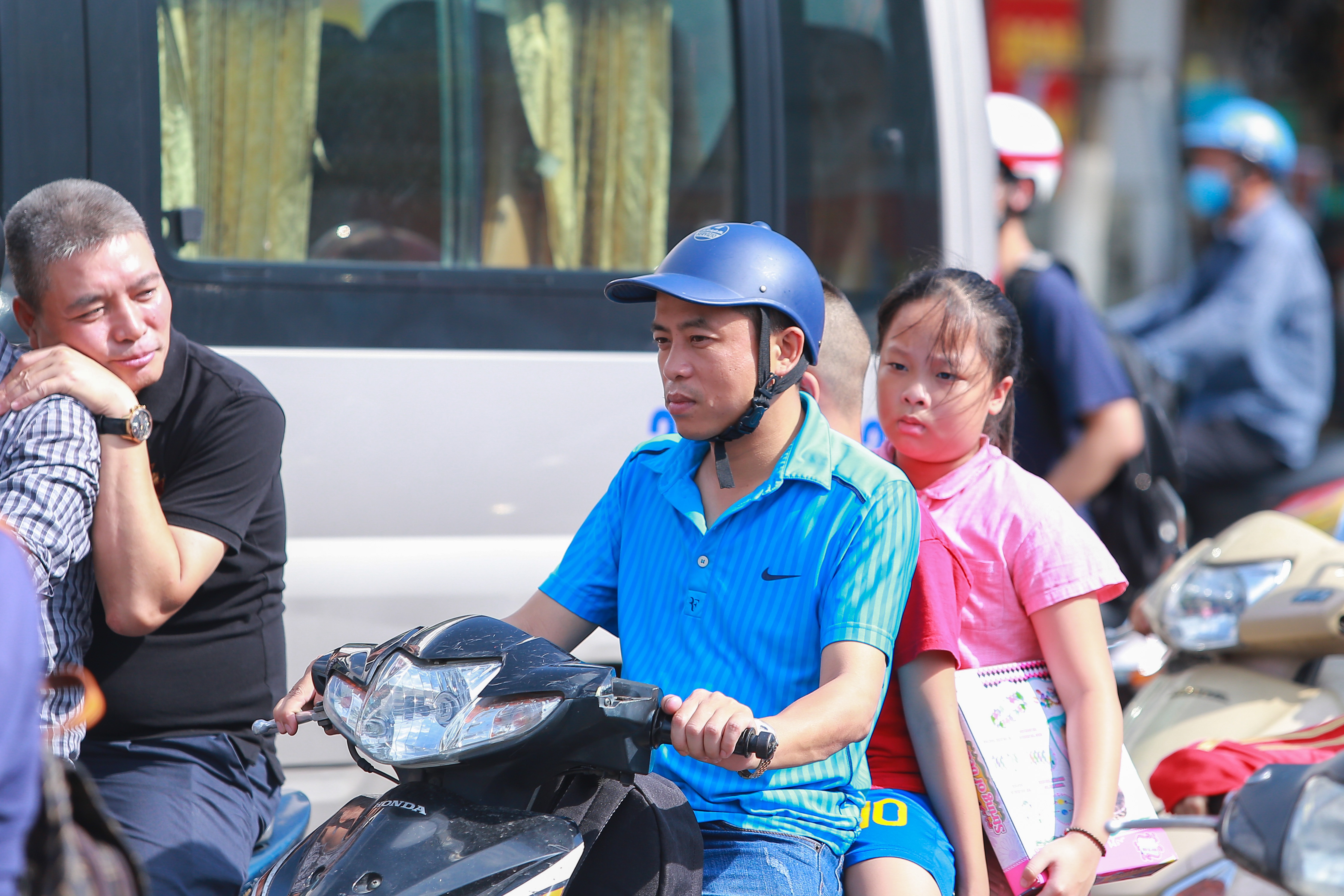 nguoi dan ha noi van tho o voi lenh deo khau trang noi cong cong