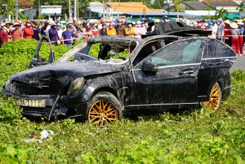 Tài xế ôtô Mercedes tự lao xuống kênh