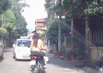 [VIDEO] Lao thẳng vào taxi chỉ vì tiếng chó sủa