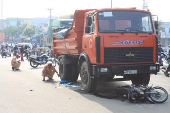 Xe tải kéo lê xe máy, hai cô gái trẻ nguy kịch