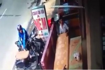 [VIDEO] Giả mua hàng, dàn cảnh móc trộm cốp Vespa