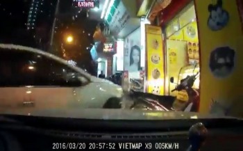 [VIDEO] Kia nhầm chân phanh, tông Mazda lao vào tiệm bánh