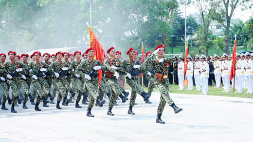 Đội hình diễu binh  tại Lễ kỷ niệm 40 năm giải phóng Miền Nam