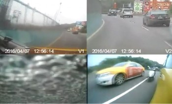 [VIDEO] Vác dao rượt chém, xe máy đâm vào taxi