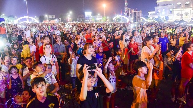 hang van nguoi man nhan voi man phao hoa trong dem khai hoi den hung 2019