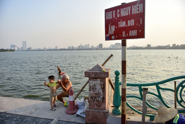 nang nong dau mua nguoi dan ha noi do xo di tam ho tay giai nhiet