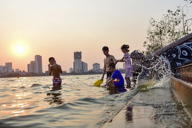 nang nong dau mua nguoi dan ha noi do xo di tam ho tay giai nhiet