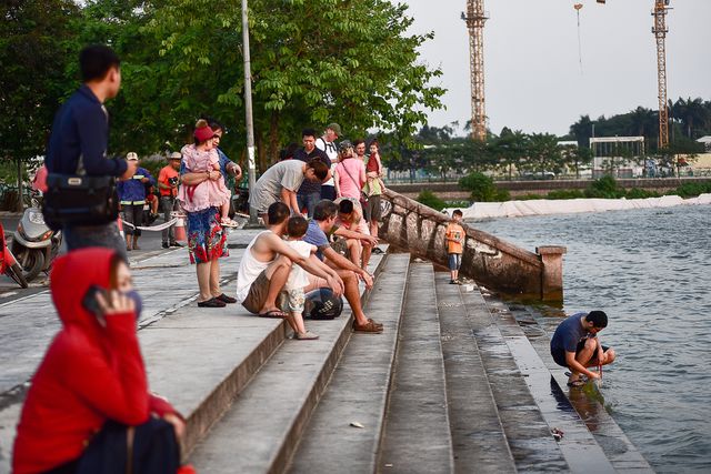 nang nong dau mua nguoi dan ha noi do xo di tam ho tay giai nhiet