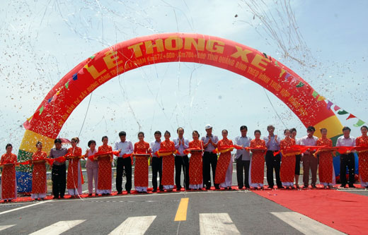 Quảng Bình: Chính thức thông xe “tuyến đường tránh vượt lũ” dài 33,5km