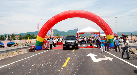 Quảng Bình: Chính thức thông xe “tuyến đường tránh vượt lũ” dài 33,5km