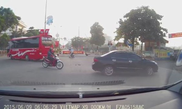 [VIDEO] Xe khách bất chấp rào chắn, lấn làn vượt đường ray tàu hỏa