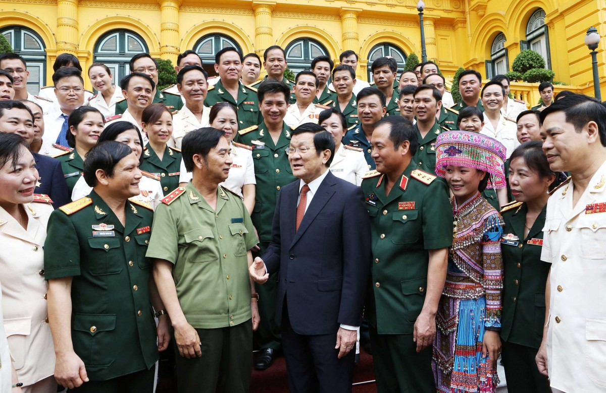 Nhân kỷ niệm 86 năm ngày Công đoàn Việt Nam (28/7/1929 - 28/7/2015), ngày 28/7, tại Phủ Chủ tịch, Chủ tịch nước Trương Tấn Sang đã gặp mặt thân mật đoàn đại biểu Công đoàn Công an nhân dân và Quân đội nhân dân có thành tích xuất sắc trong học tập và làm theo tấm gương đạo đức Hồ Chí Minh. 70 điển hình tiên tiến tại cuộc gặp mặt với Chủ tịch nước đại diện cho hàng nghìn điển hình tiên tiến trong Học tập và làm theo tấm gương đạo đức Hồ Chí Minh trong cán bộ, đoàn viên công đoàn viên, công nhân lao động lực lượng  Công an nhân dân, Quân đội nhân dân. Chiều cùng ngày Chủ tịch nước Trương Tấn Sang đã làm việc với Bộ Tư pháp về công tác thi hành án dân sự. Trong ảnh: Chủ tịch nước Trương Tấn Sang với các đại biểu đoàn viên Công đoàn tiêu biểu. Ảnh: Nguyễn Khang – TTXVN