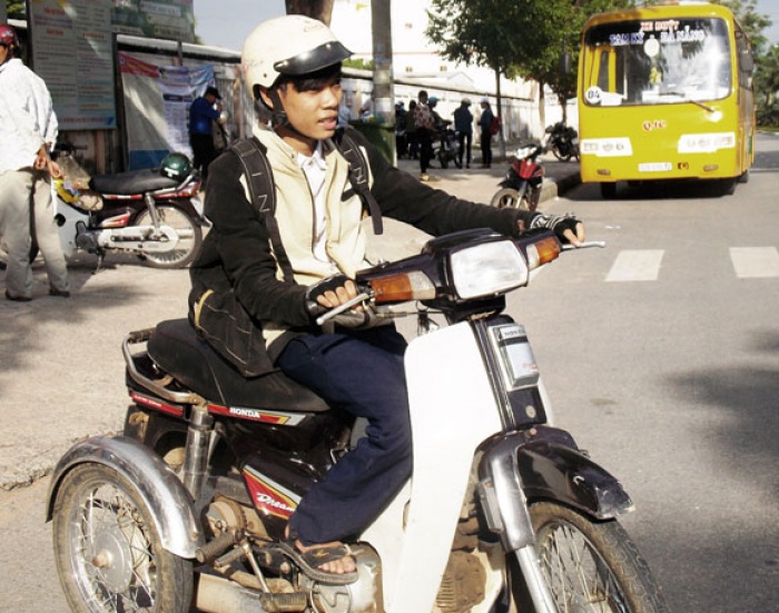 chang trai khuyet tat vuot 20 km voi uoc mo tro thanh ky su cntt