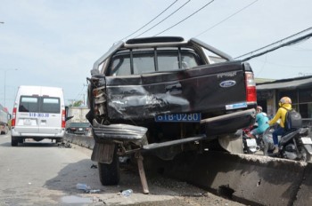 Ôtô húc xe thanh tra giao thông lên dải phân cách