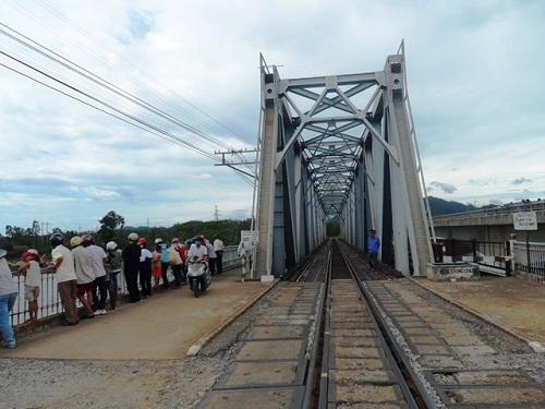 Một nam thanh niên đi xe máy trên cầu đường sắt rơi xuống sông mất tích