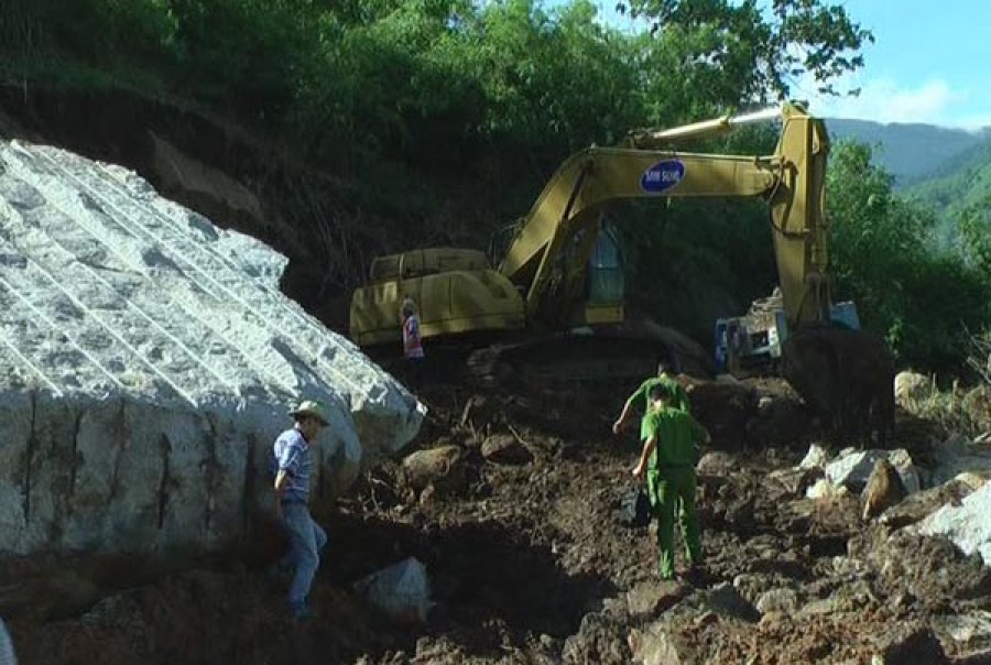 Sập mỏ đá, 4 người thương vong