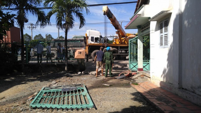 container dien lao vao nha dan huc bay hang rao