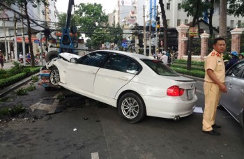 BMW tông vào gốc cây ở trung tâm Sài Gòn