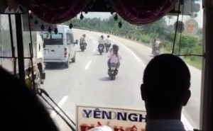 [VIDEO] Nhóm thanh niên 'đầu trần' dàn hàng ngang trên đường quốc lộ