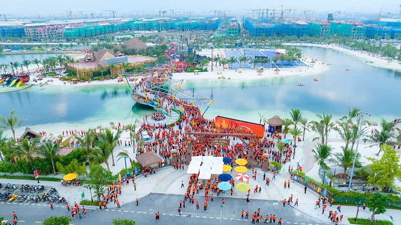 Hơn 8.000 “Chiến binh ánh sáng” bùng nổ tại lễ ra quân dự án Vinhomes Ocean Park 3 - The Crown