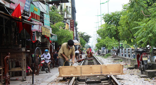 Chung sống với hiểm nguy đường sắt