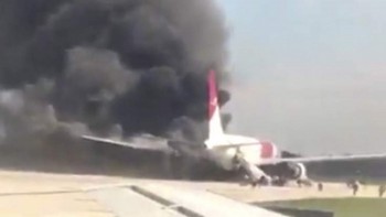 Máy bay chở khách bốc cháy, 15 người bị thương