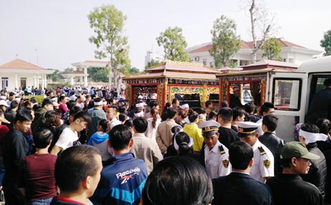 vu chong dau doc vo con roi tu tu cung quan hay tot cung toi loi