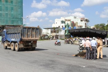 Bé 5 tuổi thoát chết dưới bánh xe ben