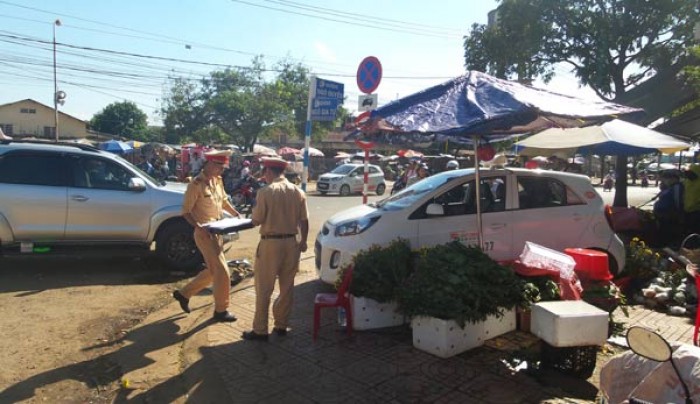 hai xe tong nhau lam mot nguoi bi thuong nang