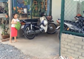 [VIDEO] Cô gái 25 tuổi mang hình hài em nhỏ