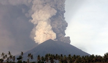 Thiên đường du lịch Bali khốn đốn vì núi lửa phun trào