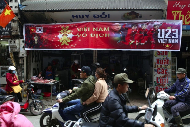 ha noi hung huc khi the co vu doi tuyen viet nam