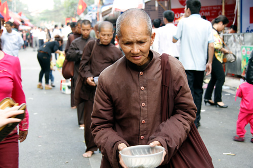 Giả sư xin tiền trước Phủ Tây Hồ