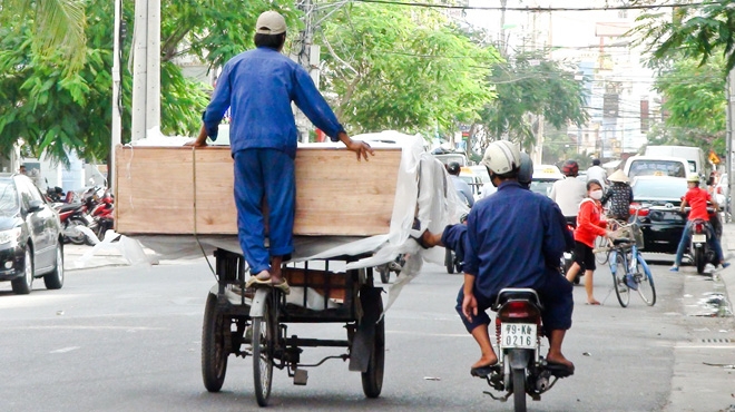 Những màn "làm xiếc" trên đường phố