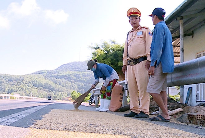 quang ngai nhac nho nguoi dan khong phoi lua tren quoc lo 1a