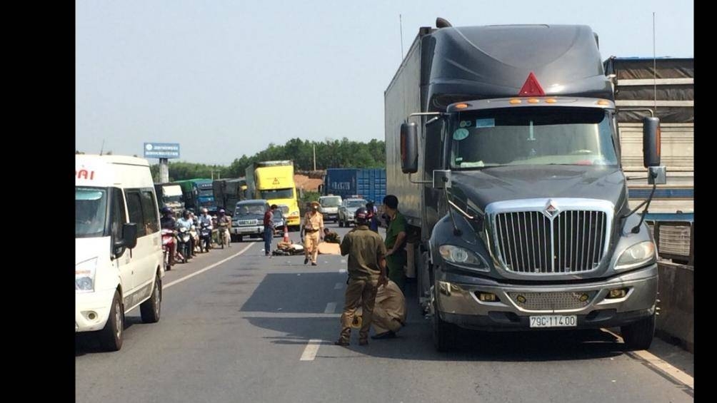 nga ra duong sau va cham nguoi dan ong bi xe container can tu vong