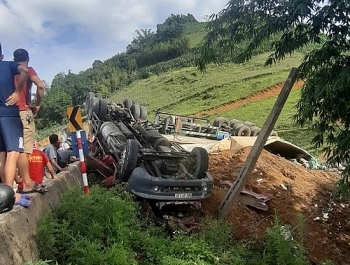 Sơn La: Xe đầu kéo mất lái, lao thẳng xuống ruộng rồi lật ngửa