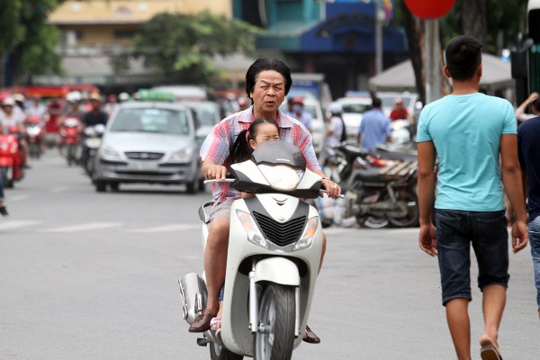 nhung hinh anh vi pham luat giao thong tren duong pho ha noi