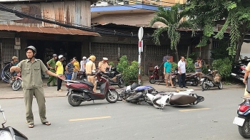 Ô tô đâm hàng loạt xe máy, 4 người bị thương