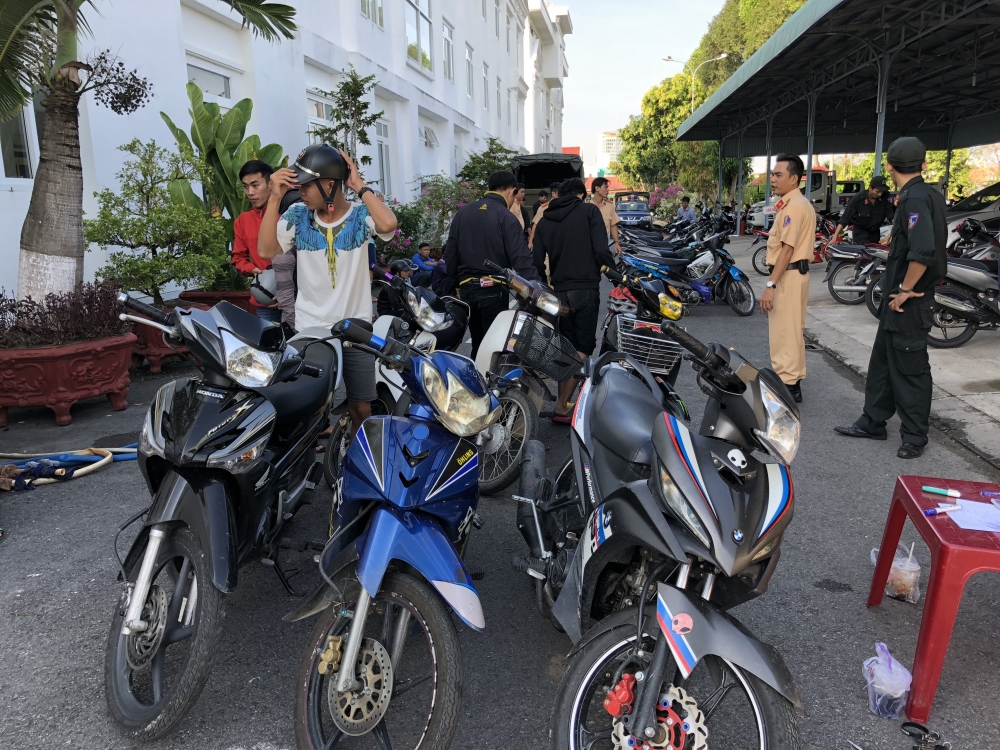 tin tuc 3110 tai xe taxi bi ban chen xe qua nguoi co gai suyt tu vong vi lam dep