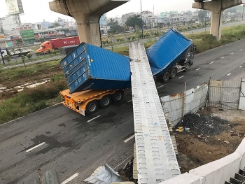 Dầm cầu bộ hành rơi đè trúng xe container