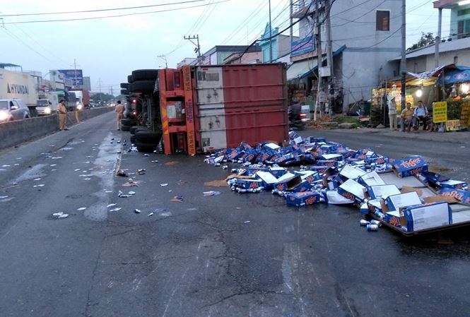 lat xe container tren quoc lo 1a hang tram thung bia do ra duong