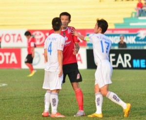 Những hành động phi thể thao nhất tại V-League 2015