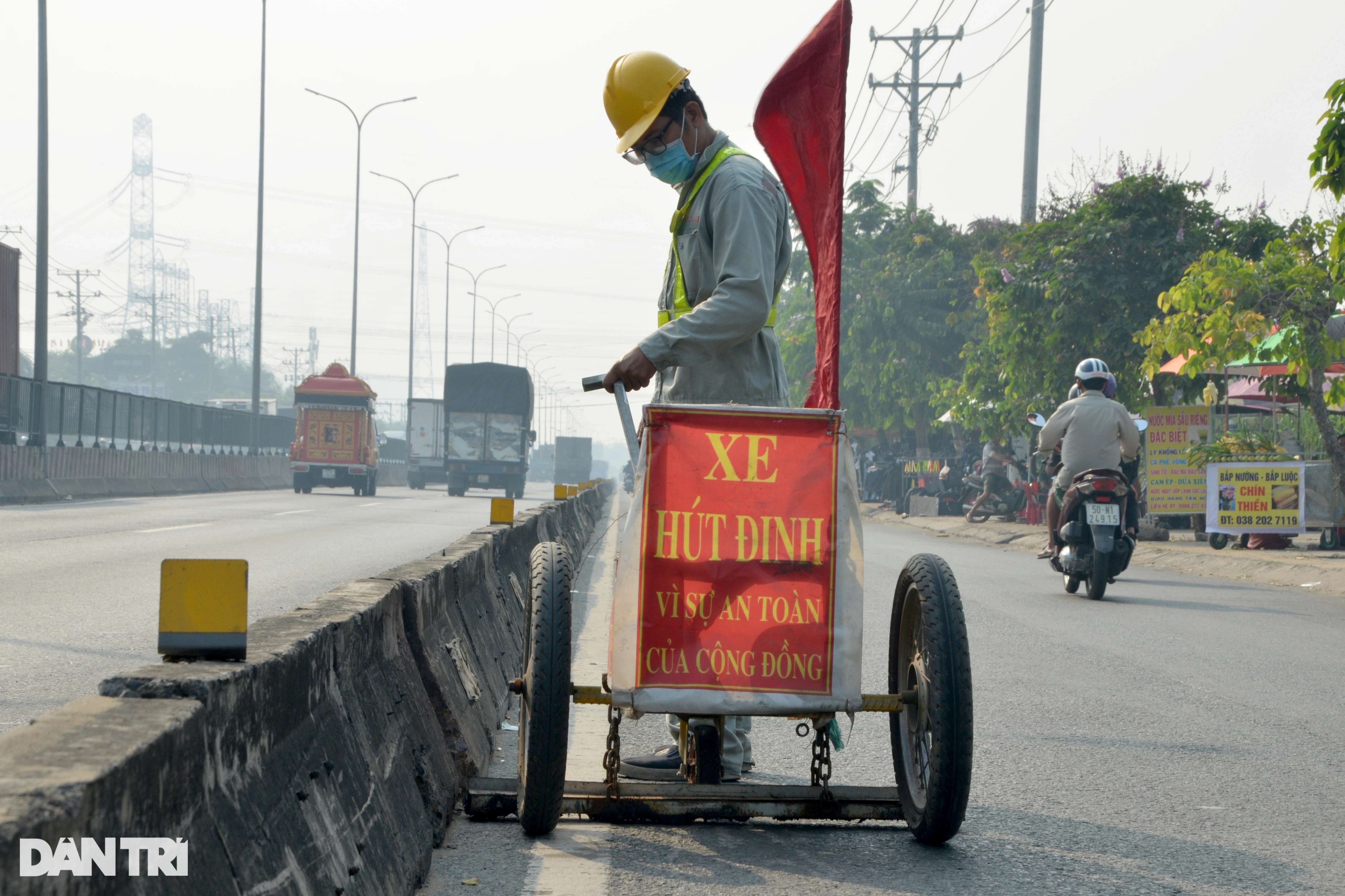 Ba người đàn ông hút đinh miễn phí giúp người dân an toàn những ngày Tết - 3