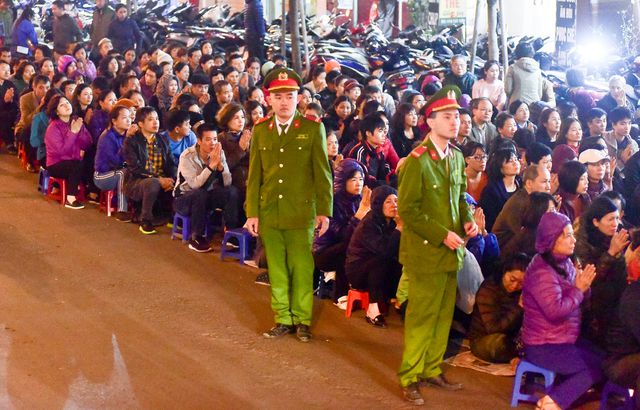 hang nghin nguoi ngoi long duong hanh le giai han chua phuc khanh