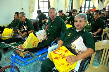 Trình Chủ tịch nước tặng quà ngày Thương binh - Liệt sĩ cho người có công